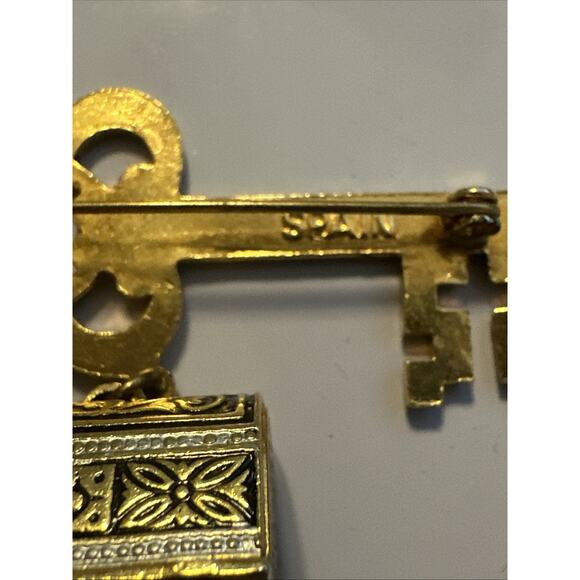 Vintage 2" Damascene Gold Tone Key Treasure Box on Chain Brooch Pin Made Spain - Picture 5 of 7
